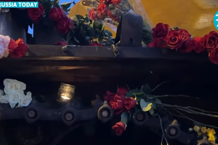Жители Берлина продолжили нести цветы к русскому танку