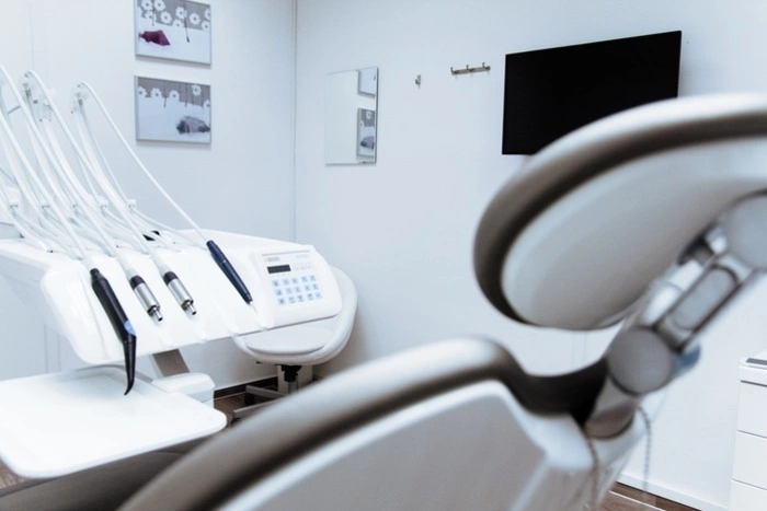 В Екатеринбурге известного стоматолога развели почти на 10 млн рублей