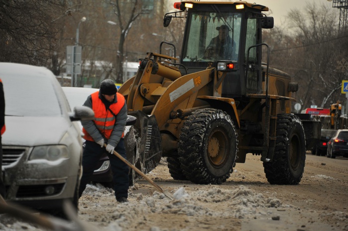 Коммунальщики за ночь вывезли с улиц Екатеринбурга более 200 тонн снега