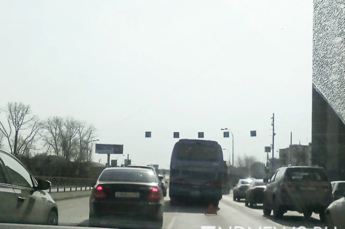 Перед выездом на Кольцовский тракт столкнулись автобус и два автомобиля