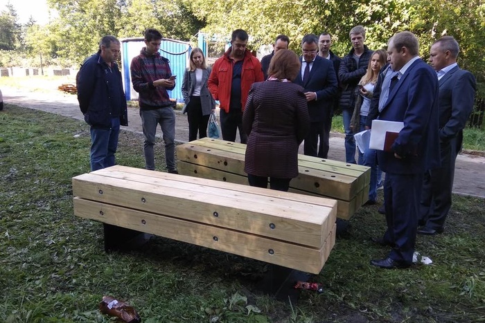«Гробы настоящие»: екатеринбуржцы раскритиковали скамейки на набережной Исети