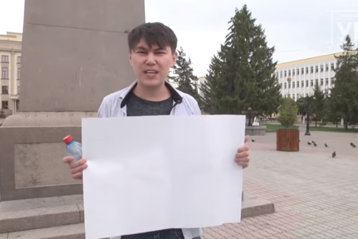 В Казахстане задержали активиста, стоявшего на площади с пустым листом бумаги