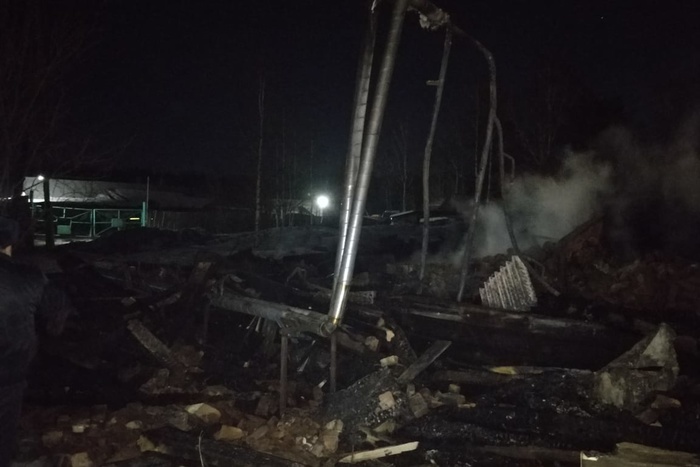 В Свердловской области после пожара в аварийном доме нашли тела двух человек