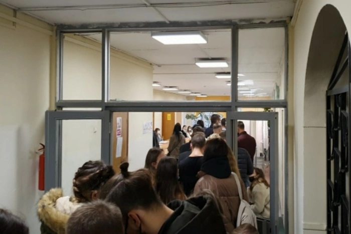 Свердловский избирком объяснил очереди на участках «желанием освободить выходные»