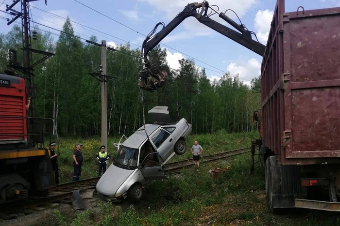 Выяснилось, кто находился за рулем легковушки, попавшей на днях под тепловоз