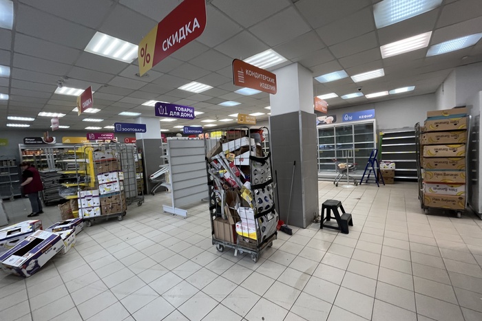 Полки опустели: в Екатеринбурге закрывается очередной «Магнит» (ФОТО)