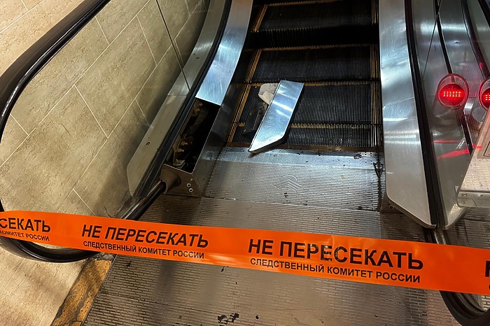 На Ботанике 2-летнему малышу оторвало часть руки эскалатором в торговом центре