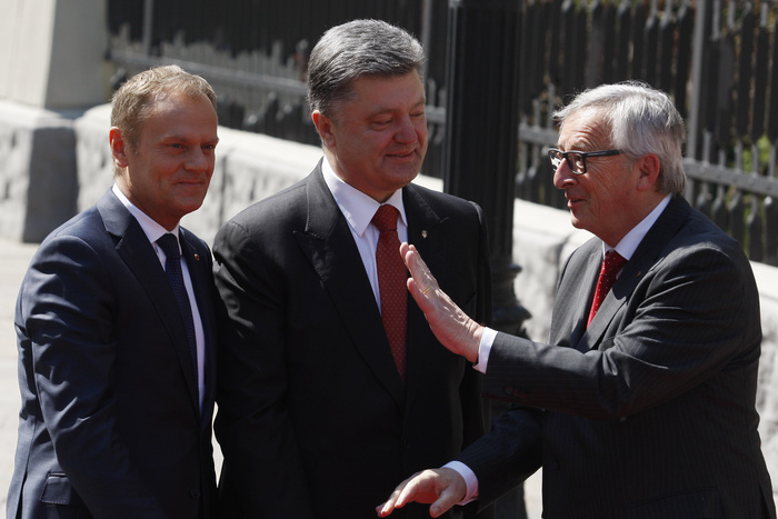 Порошенко потребовал назвать дату отмены визового режима между Украиной и ЕС