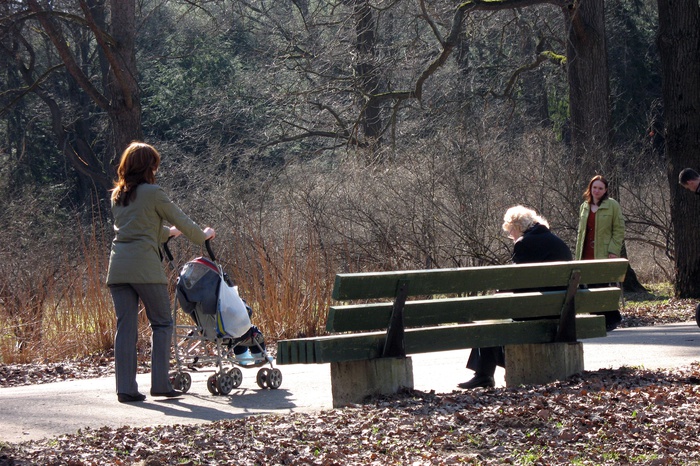 В Асбесте неизвестные выкрасили скамейку в цвета георгиевской ленты
