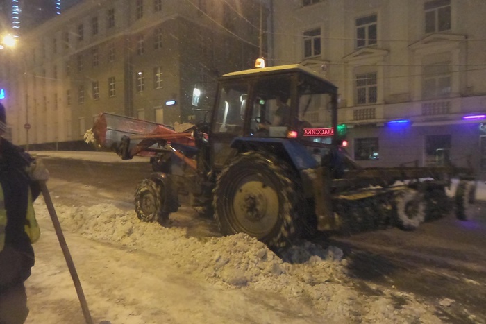 Вечерний снегопад добавил работы коммунальным службам Екатеринбурга