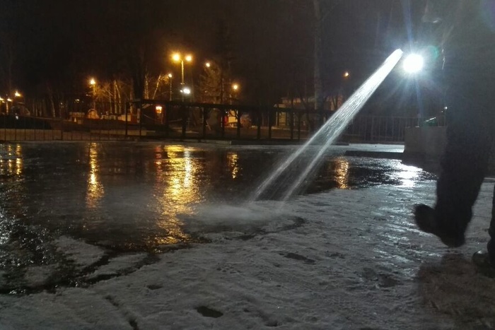 В Екатеринбурге в парке Маяковского начали заливать каток