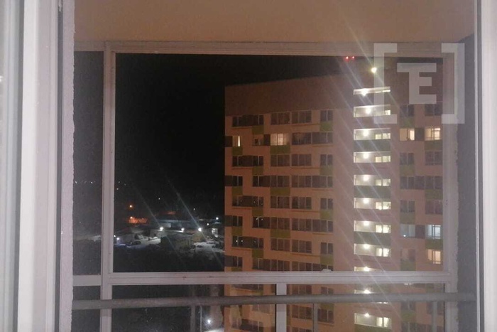 В Екатеринбурге с высоты 16 этажа выпало окно в новостройке