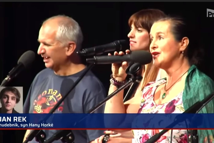 Чешская певица умерла после того, как намеренно заразилась COVID-19