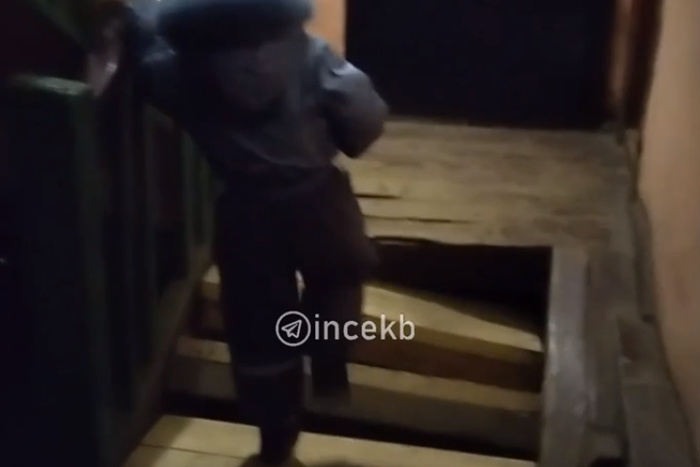 Жители Екатеринбурга пожаловались на страшные ступеньки в подъезде
