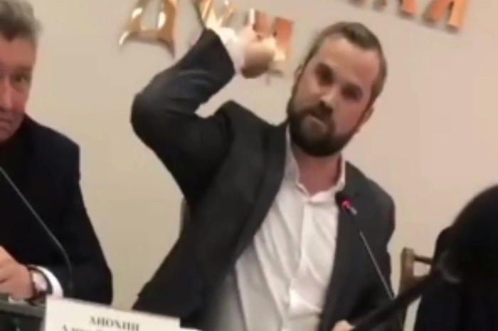 Депутат вызвал коллегу на бой в цирке из-за брошенной ему в лицо перчатки