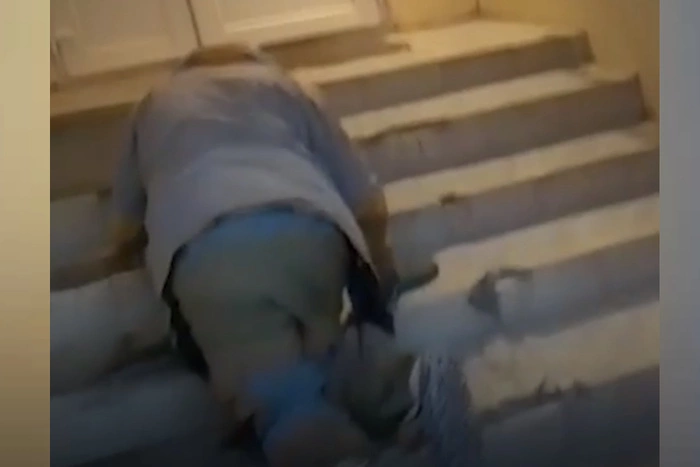 Свердловчанину с переломами ноги пришлось ползти до кабинета врача в травмпункте