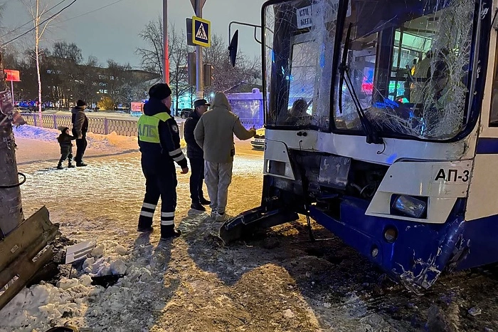 Стало известно, почему Екатеринбурге пассажирский автобус влетел в столб