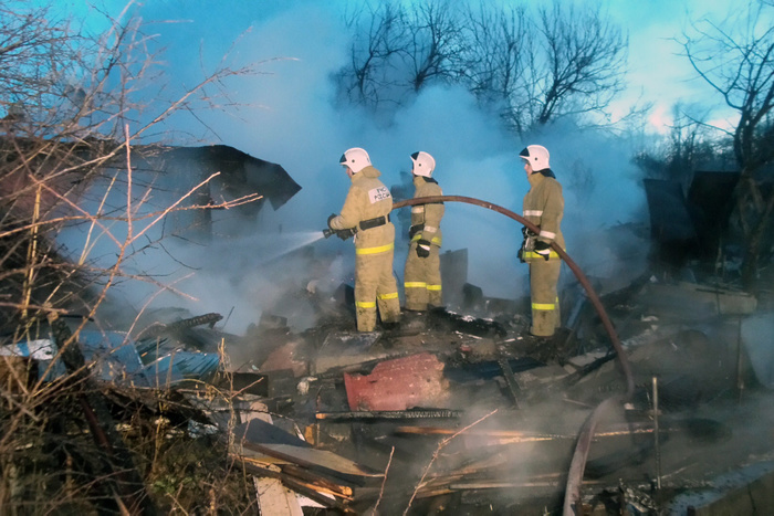 Садовый дом сгорел ранним утром на улице Раевского в Екатеринбурге