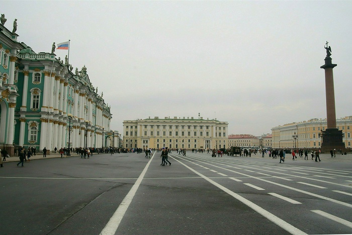 Зеркальный куб на Дворцовой площади Санкт-Петербурга обрушился на туристов