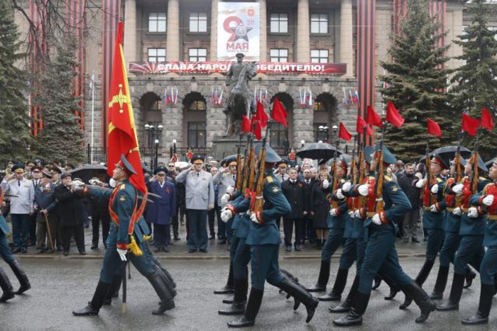 Свердловчане возложили цветы к памятнику маршалу Георгию Жукову