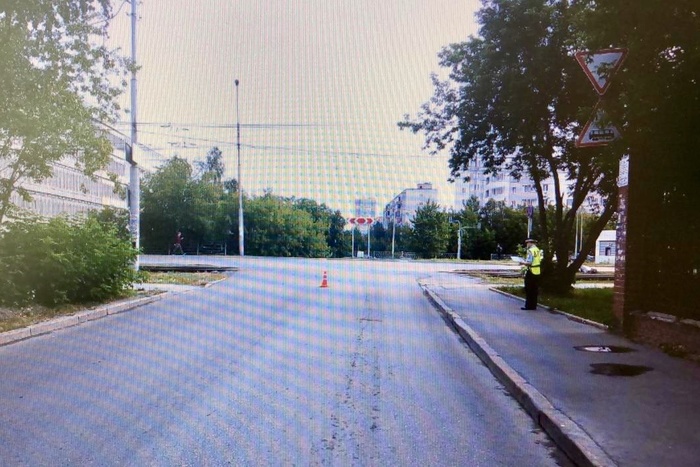 В Екатеринбурге разыскивают водителя, сбившего пожилую женщину возле больницы
