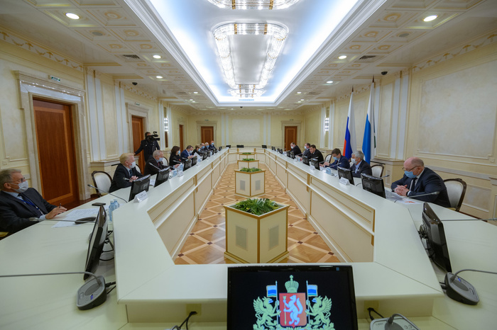 Куйвашев обсудил с представителями сферы здравоохранения планы по снятию ограничительных мер