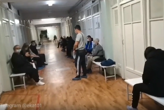 Есть заражённые COVID-19: в ещё одной свердловской больнице выстроились огромные очереди