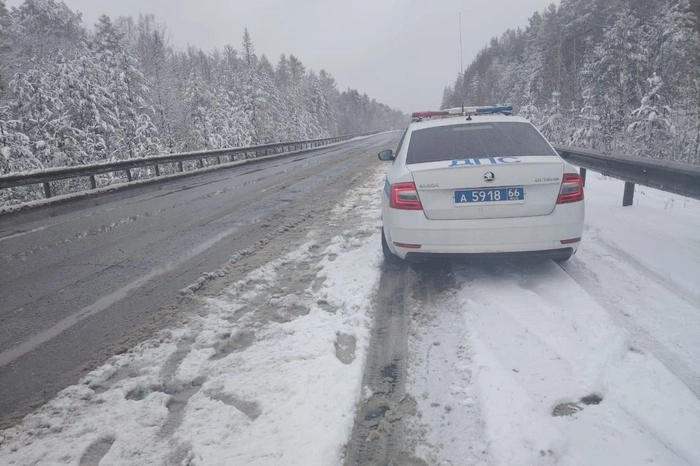 Серовский тракт встал в пробку из-за фуры, водитель которой не справился с управлением