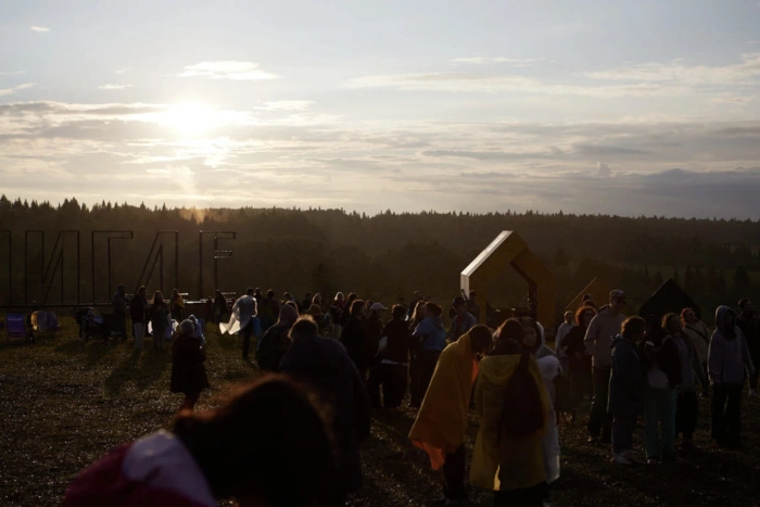 Сотни людей со всей России съехались в маленькую деревню в Свердловской области