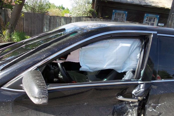 Велосипедист пострадал при столкновении двух автомобилей в Екатеринбурге