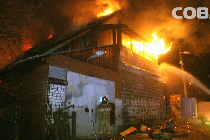 В Екатеринбурге в сгоревшем доме обнаружены трупы супругов