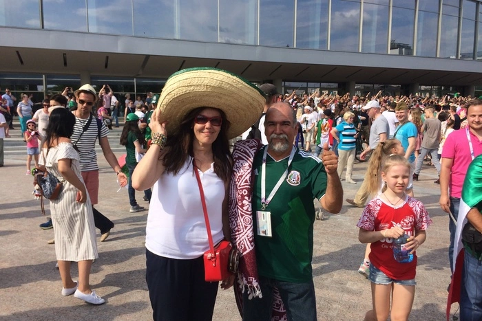 Шведы и мексиканцы устроили карнавальное шествие перед матчем