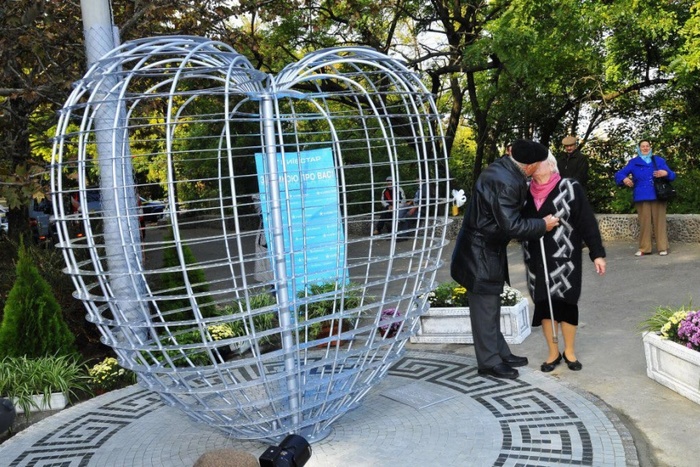 В Екатеринбурге установят железные сердца для замочков молодоженов