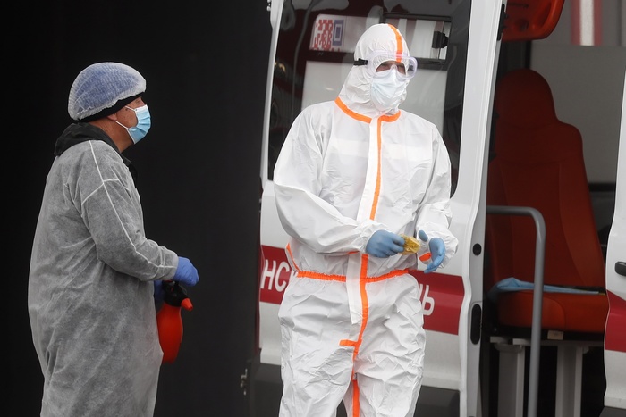 В Екатеринбург прибыла гуманитарная помощь из Китая — маски и одноразовые костюмы для медиков