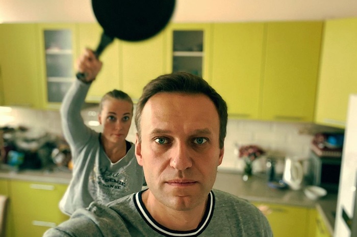 Навальный написал первый пост и опубликовал фото после выхода из комы