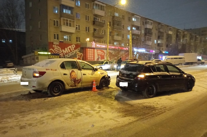 В Екатеринбурге пьяный таксист устроил ДТП