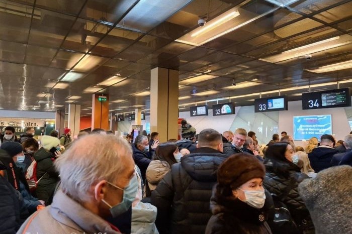 Прокуратура проверит Кольцово из-за возникновения гигантских очередей