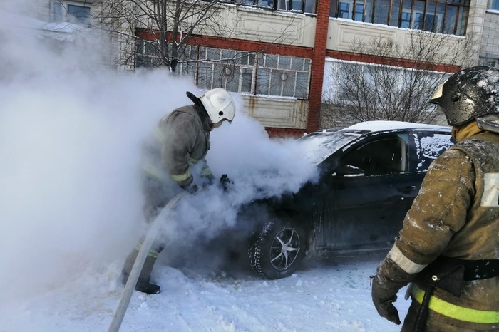 В Екатеринбурге задержали подростка, который поджёг Mercedes