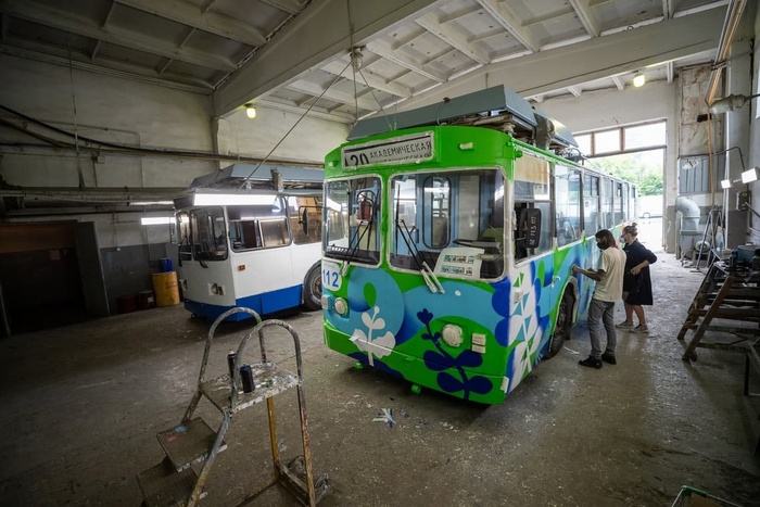 Уличные художники Екатеринбурга разрисовали троллейбус