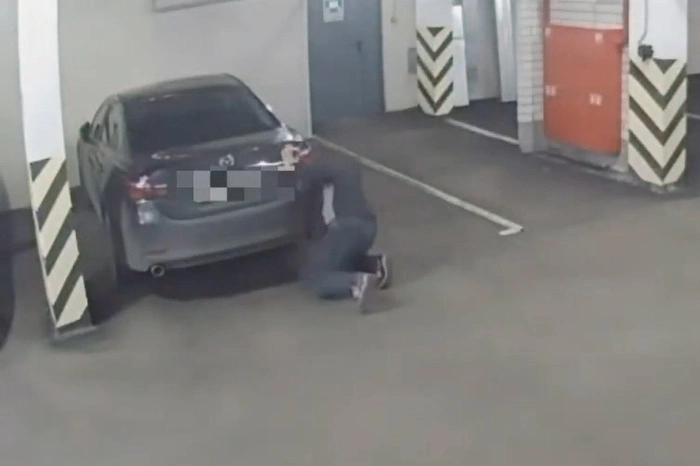 В Академическом к днищу машины прикрепили прибор с мигающей лампочкой