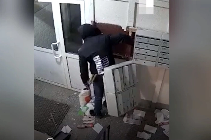 В Екатеринбурге неадекватный мужчина разнес подъезд