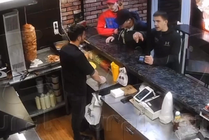 В Краснотурьинске три парня перепутали кафе и жестоко избили шаурмиста