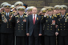 Bild: Никто не хочет стоять рядом с Путиным