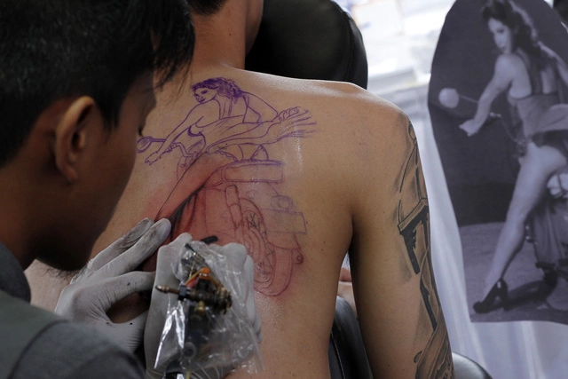 Американский рэпер попал в больницу из-за татуажа глазных яблок