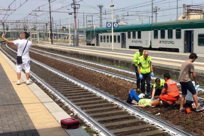 Мужчина сделал селфи на фоне сбитой поездом туристки
