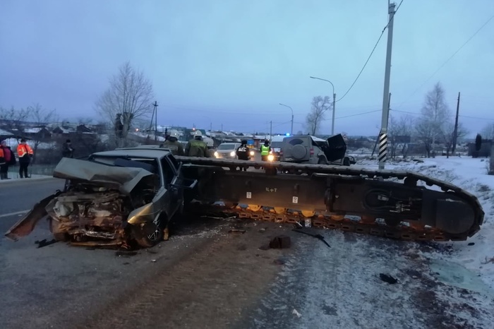 В Свердловской области на автомобиль упал 16-тонный гусеничный кран