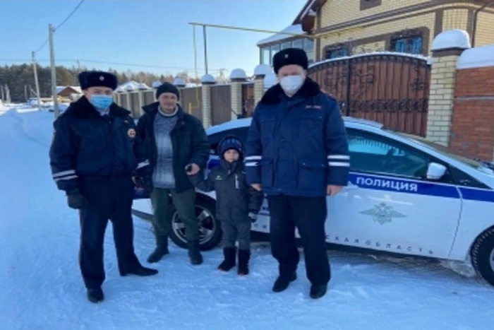 На Урале автоинспекторы спасли первоклассника, который пытался добраться до дома пешком в мороз