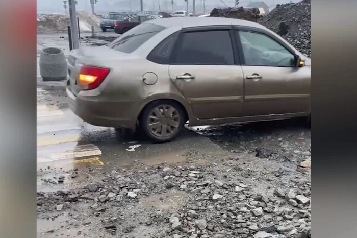 Екатеринбуржцы пожаловались на выбоину на трассе