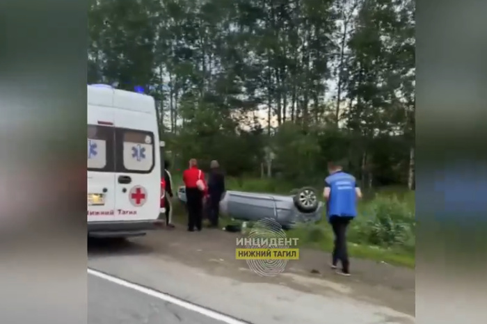 В Свердловской области семья чуть не погибла в ДТП из-за ямы на дороге