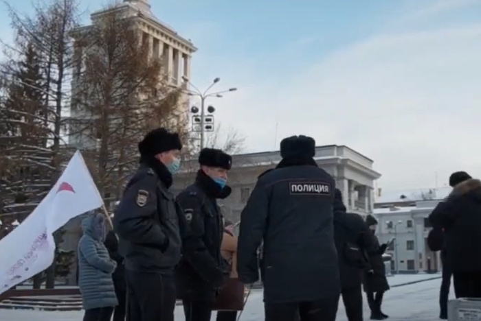 В Екатеринбурге прошёл пикет против установки барельефа Сталина